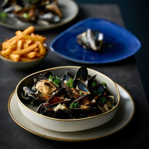 Talerz organiczny z wysokim rantem Stonecast Peppercorn Grey 230mm | CHURCHILL SPGSWOB21