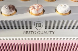 Witryna cukiernicza chłodnicza Premium Bianco białe wnętrze Resto Quality DOLCE VISIONE 900 W2 BIANCO