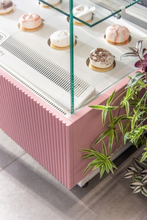 Witryna cukiernicza chłodnicza Premium Bianco białe wnętrze Resto Quality DOLCE VISIONE 900 W2 BIANCO